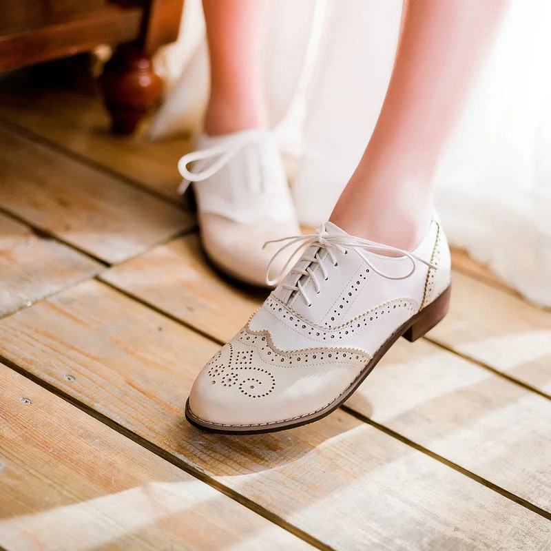 Новые Оксфордские повседневные броги, опрятные женские туфли на низком каблуке со шнуровкой на кончиках крыльев