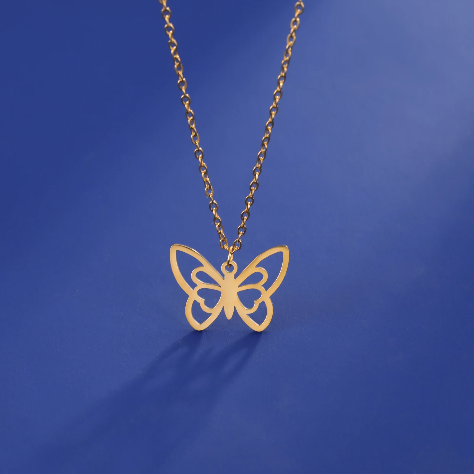 Полая изысканная подвеска-бабочка Ожерелье из нержавеющей стали для женщин Простая модная цепочка Юбилейные ювелирные украшения Подарки